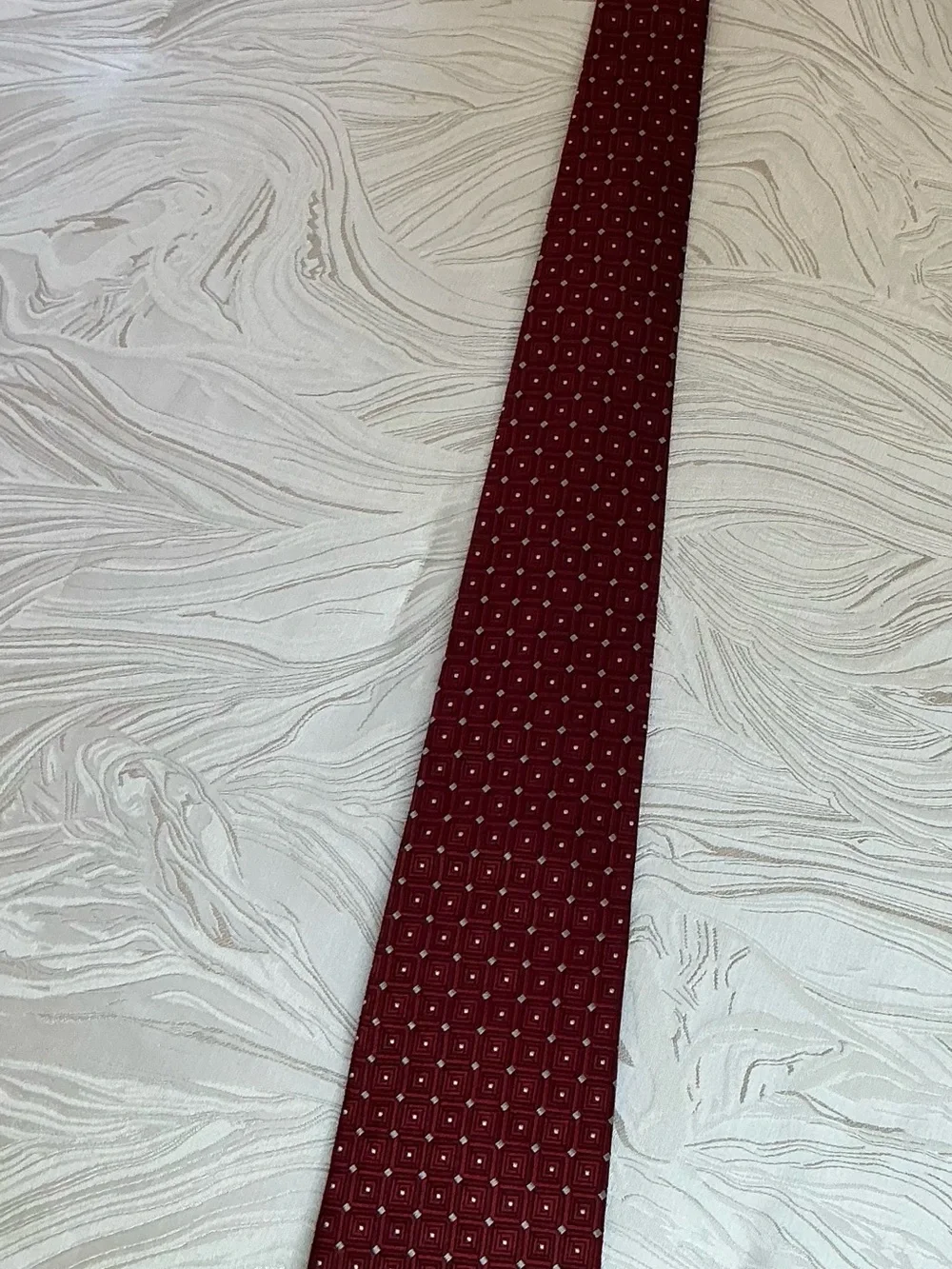 DONAL J. TRUMP SIGNATURE COLLECTION. 100% SILK RED GEOMETRIC. MENS TIE.